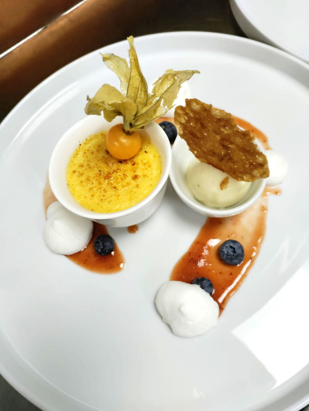 Dessert kunstvoll auf dem Teller angerichtet