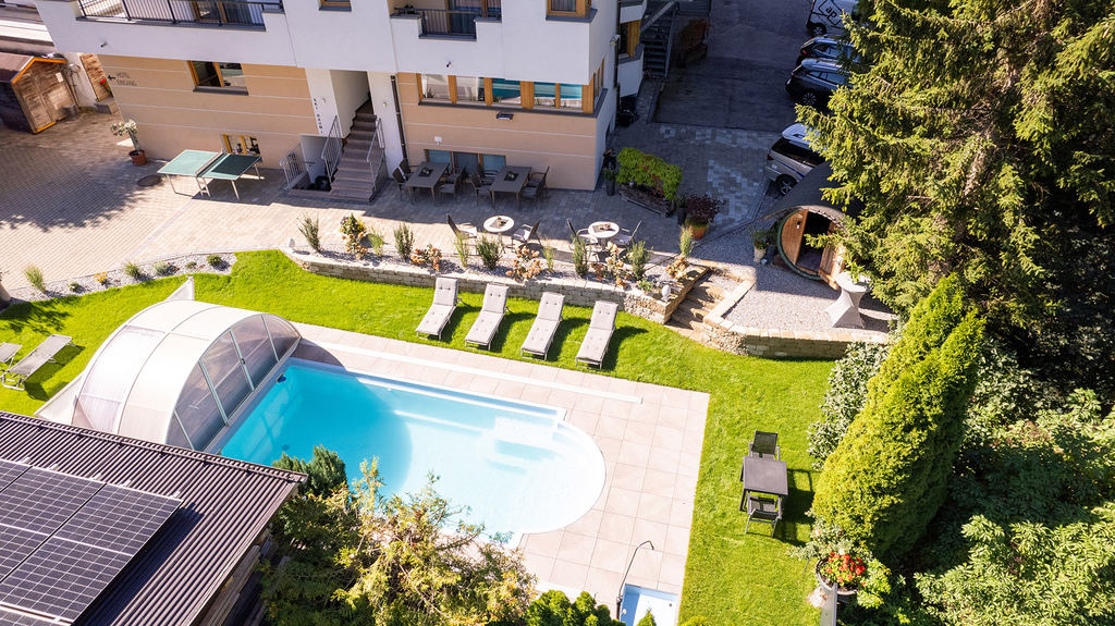 Luftaufnahme von Freibad und Liegewiese des Hotel Enzian