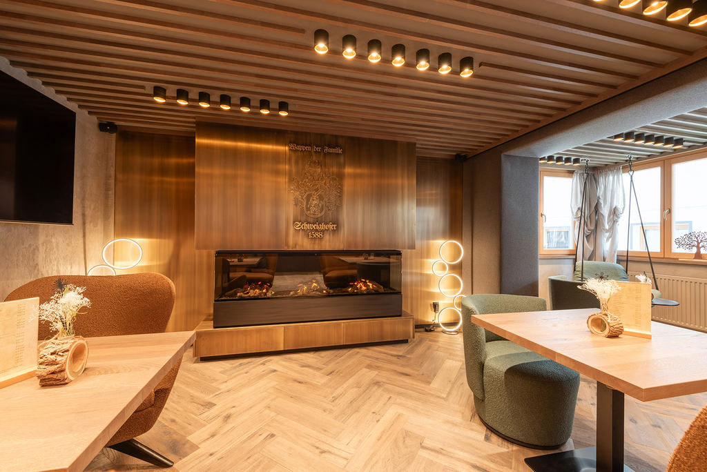 Loungebereich mit Kamin im Hotel Enzian