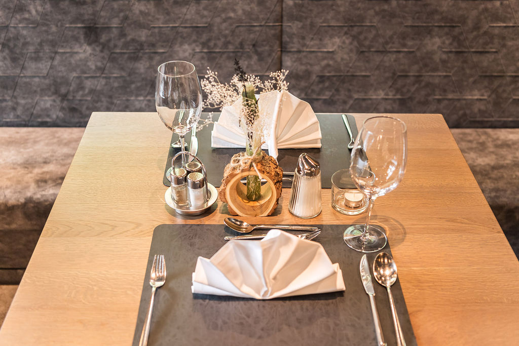 Gedeckter Tisch im Restaurant des Hotel Enzian