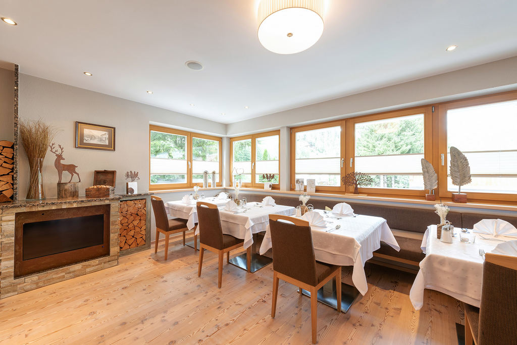 Speisesaal mit Fensterfront im Hotel Enzian
