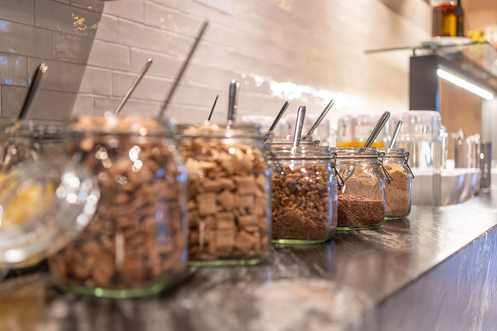 Müsli und Nüsse in Gläsern am Frühstücksbuffet