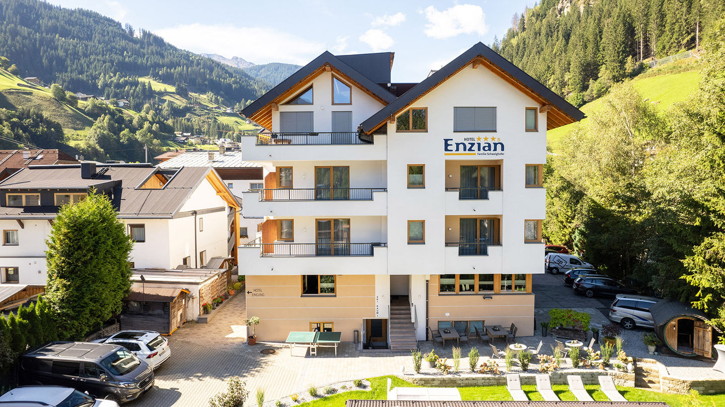 Hotel Enzian in See von oben im Sommer